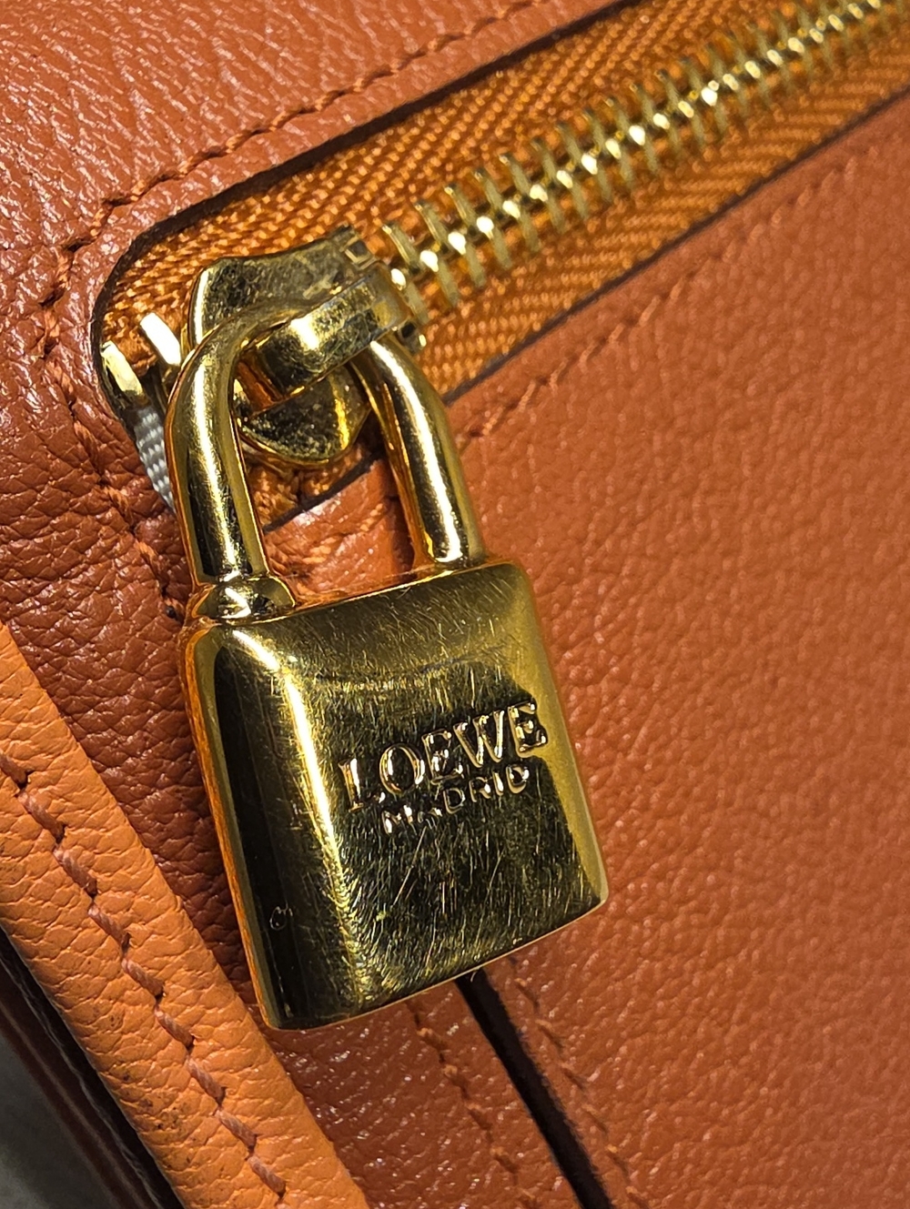 Loewe Two-Tonel Leather BifoldWallet - Picture 7 of 11